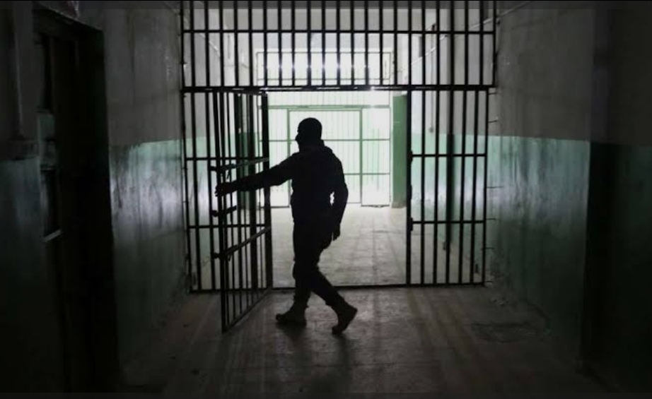 العلم السوري يتسبب بمقتل شاب تحت التعذيب في معتقلات "قسد"